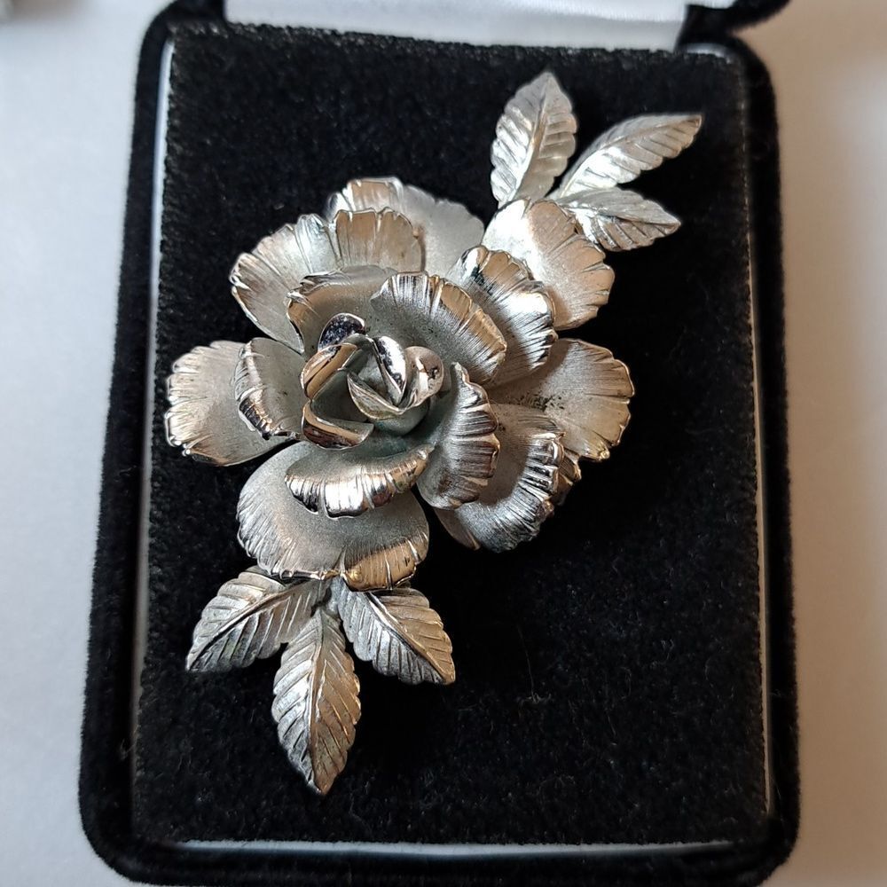 Giovanni silver tone brushed metal flower brooch